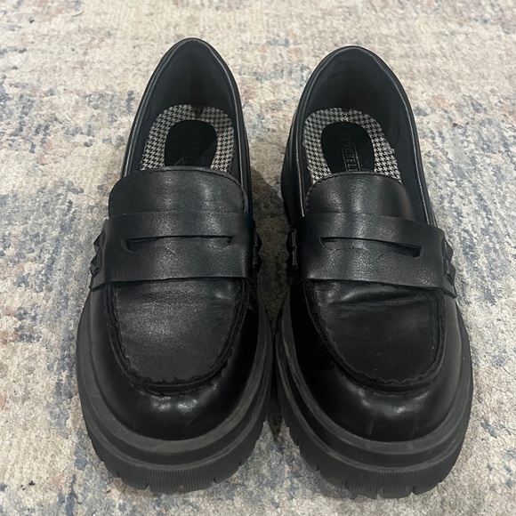 Seychelles Classic Black Leather Loafers - Picture 2 of 8